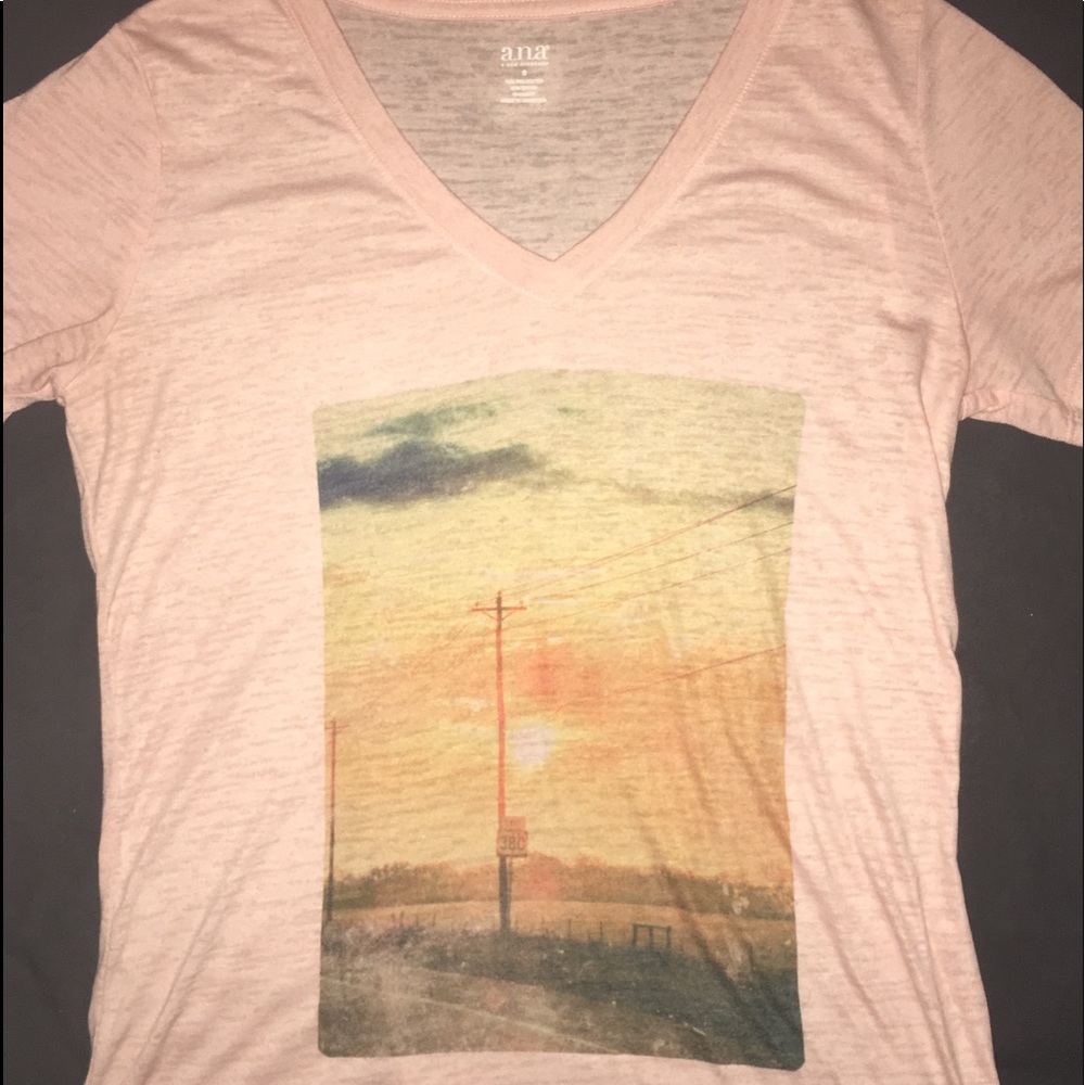 💕 NWOT   Pale pink T-Shirt with awesome graphic.